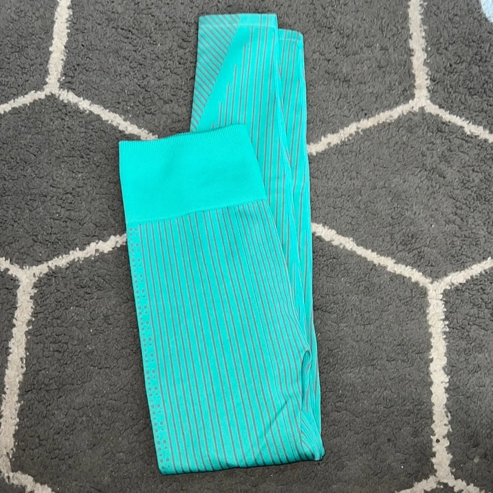 Fabletics Ultra High-Waisted Seamless Dot Bermuda Sea/Rain Cloud Leggings Sz M - Picture 2 of 7
